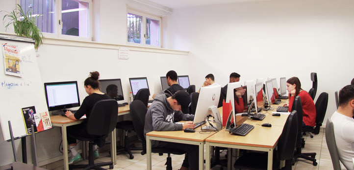 La salle informatique du CFP pendant un cours