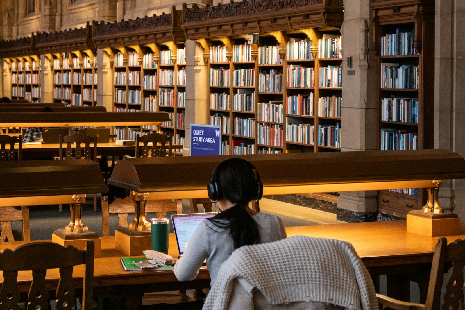 Étudiante travaillant dans une bibliothèque