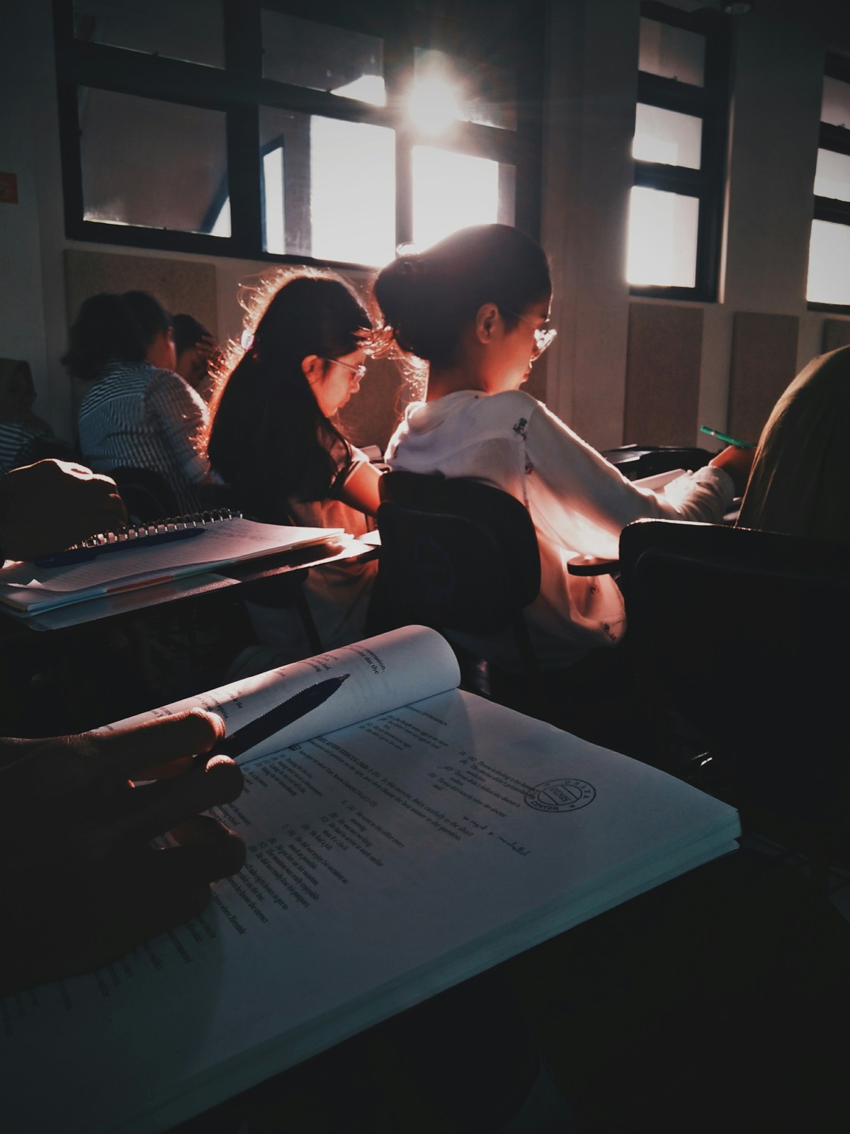 Étudiantes lisant leurs cours en fin de journée