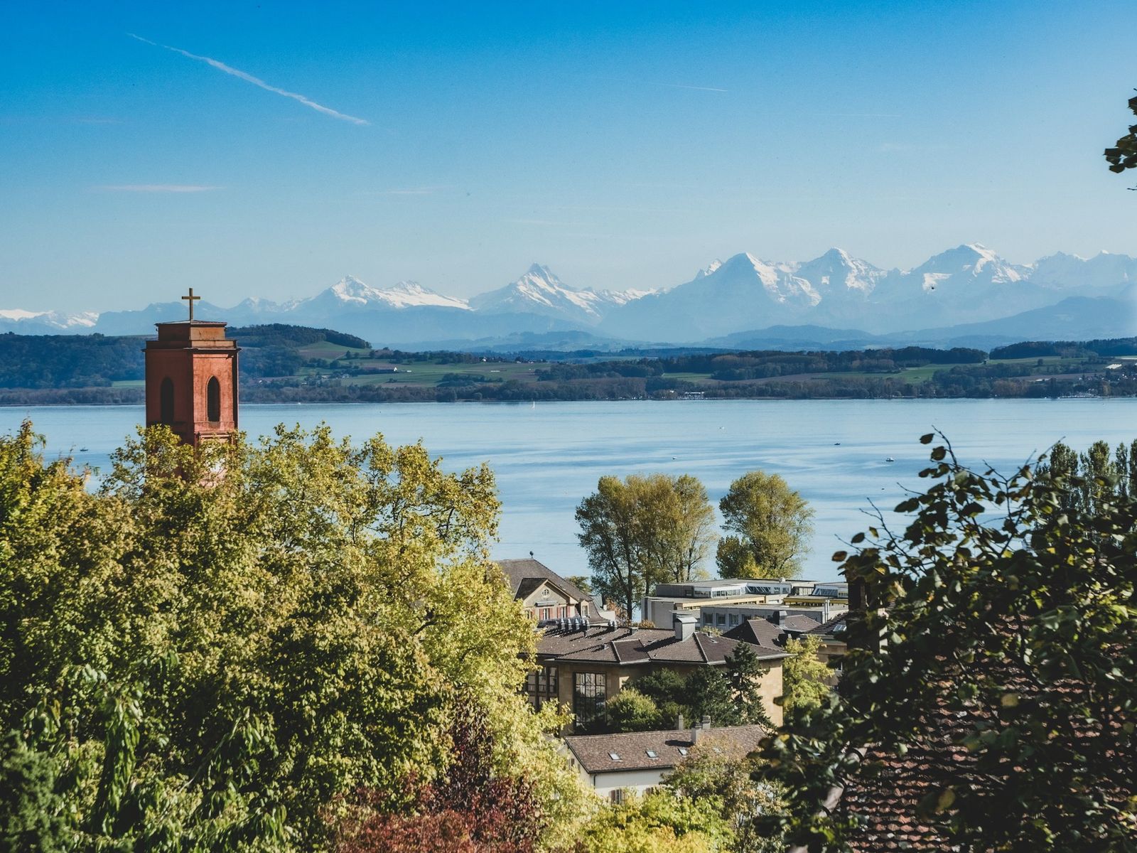 Vue sur le lac de Neuchâtel et les Alpes